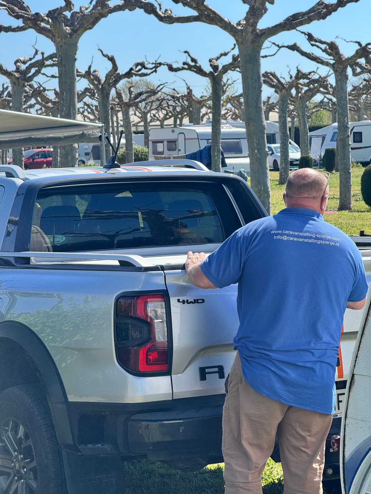 Auto met caravan onderweg naar de Costa Brava