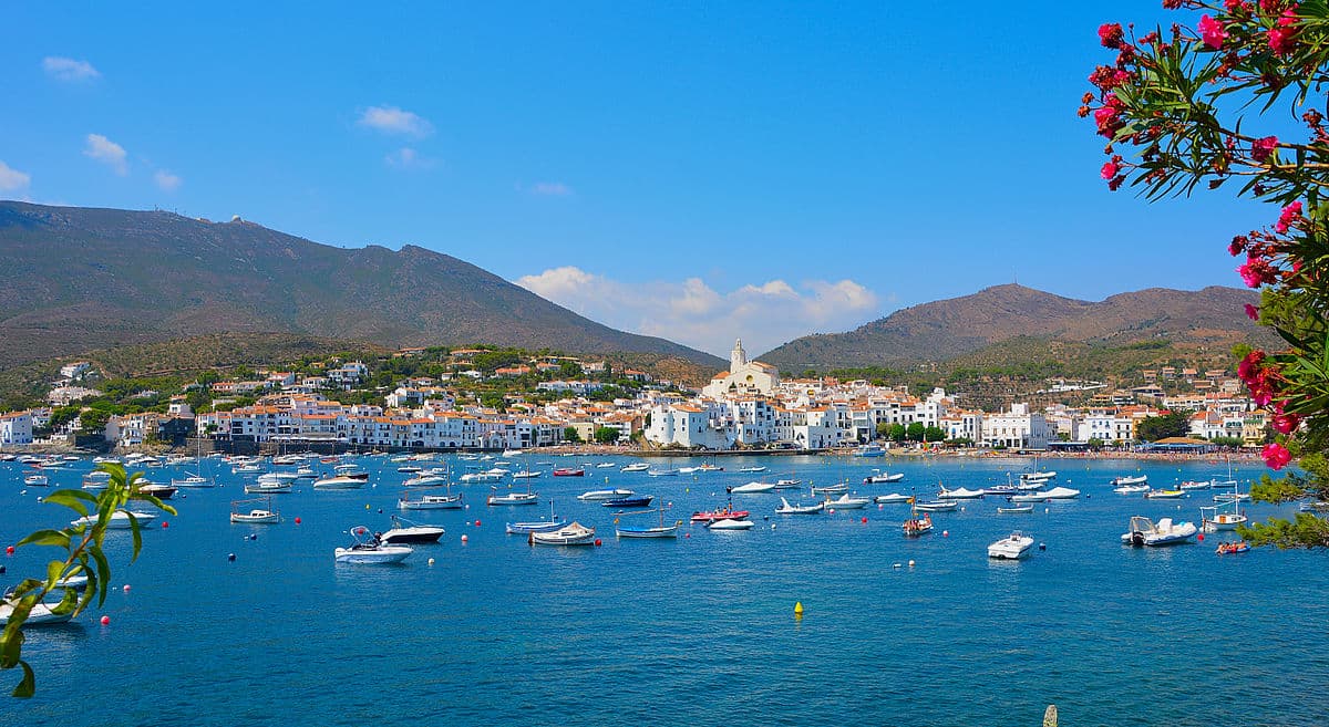 Het witgekalkte vissersdorp Cadaqués vanaf het water gezien