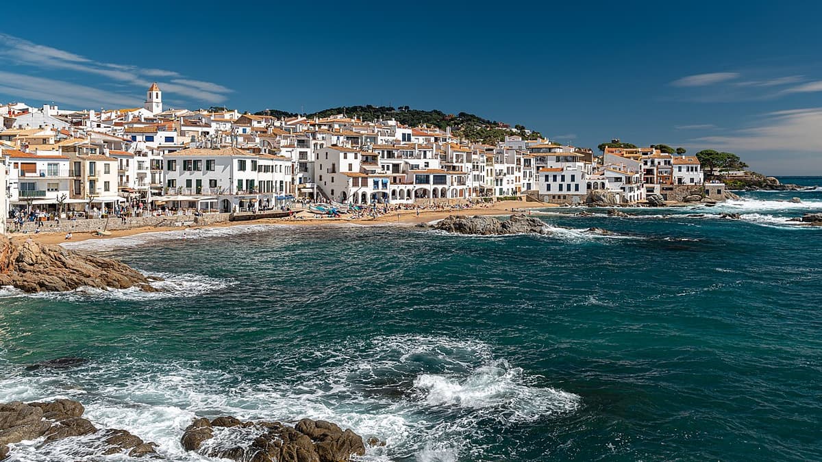 Rustig strand aan de Costa Brava in september met heldere zee